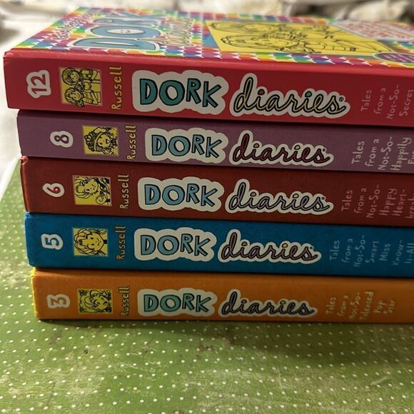 Dork Diaries by Rachel Renee Russell - Picture 2 of 7